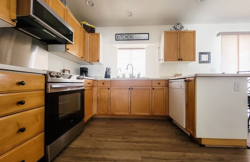 Lake Havasu City House | Cute, Clean, Cozy & Bright! Comfortably Sleeps 8 - Ample Boat/Toys Parking.