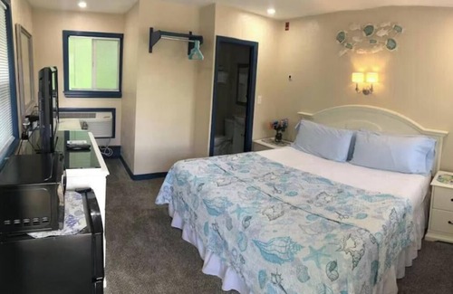 Buzzards Bay Hotel | CUTE, CLEAN KING BED & PRIVATE BATH/WALK TO MAIN ST./EXTENDED STAY