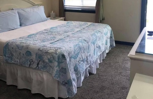 Buzzards Bay Hotel | CUTE, CLEAN KING BED & PRIVATE BATH/WALK TO MAIN ST./EXTENDED STAY
