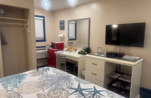 Buzzards Bay Hotel | CUTE, CLEAN KING BED & PRIVATE BATH/WALK TO MAIN ST./EXTENDED STAY