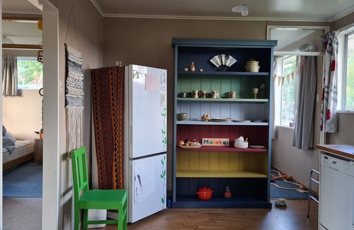 Clyde House | Cute colourful Kiwi style bach /cottage