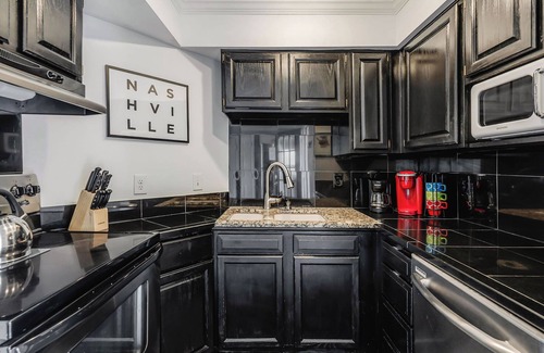 Rutledge Hill Condo | Cute/Comfy! Walk 2 Bars! Free Parking