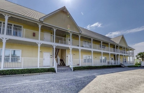 Gulf Shores Condo | Cute condo located between the beach and the lagoon