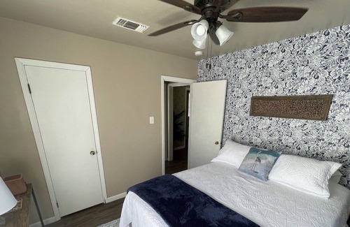 Long Beach Cottage | Cute Cottage near beach sleeps 6