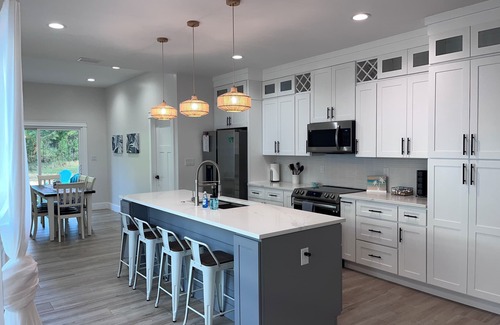 Foley House | Cute cottage near Sports Complex, OWA, beaches, shopping, restaurants. King bed.