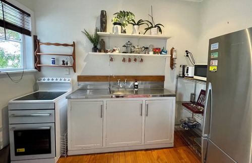 Westmere House | Cute, Cottagey and Central! Spacious, lovely indoor outdoor flow to great garden