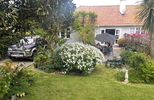 Westmere House | Cute, Cottagey and Central! Spacious, lovely indoor outdoor flow to great garden