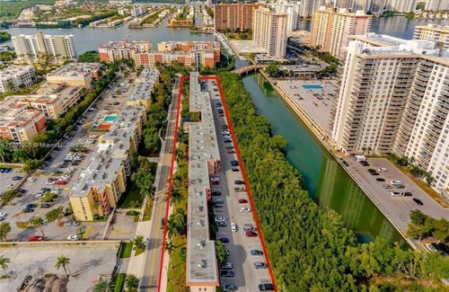 Sunny Isles Beach Apartment | Cute, cozy condo walk to the beach!