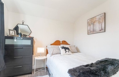 Collingwood House | Cute Cozy Hudson Bay style house 2 bedroom in ski country