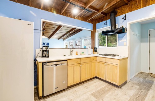 Rockaway Beach Cabin | Cute dog-friendly beach cabin with wood-burning fireplace & private hot tub