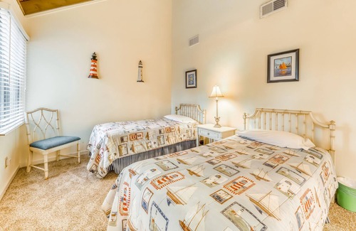 Night Heron Condo | Cute island condo w/ a shared pool & lagoon view - walk to the beach!