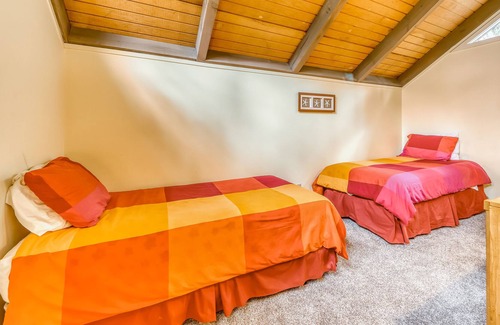 Night Heron Condo | Cute island condo w/ a shared pool & lagoon view - walk to the beach!