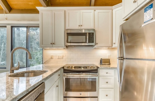 Night Heron Condo | Cute island condo w/ a shared pool & lagoon view - walk to the beach!