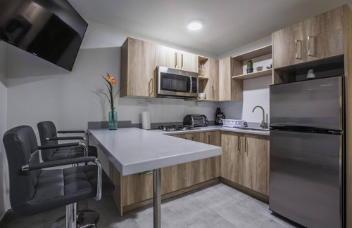 Kamay Apartment | Cute King Bed Studio - Minutes from Beach w/Pool