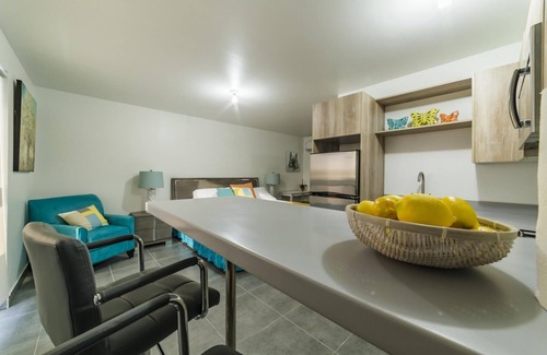 Kamay Apartment | Cute King Bed Studio - Minutes from Beach w/Pool