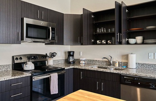 Salt Lake City Apartment | Cute Living area*𝓗𝓞𝓣 𝓣𝓤𝓑❂𝔾𝕐𝕄❂Mtn/Pool View❂Near Downtown❂Desk