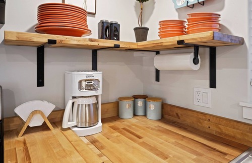 Larkspur House | Cute, Quiet & Private Bungalow - Newly Remodeled