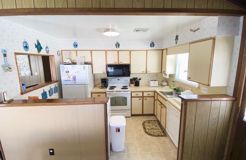 Avalon Cottage | Cute seashore cottage within walking distance to beach & shopping, screened porch