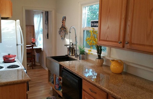Downtown Klamath Falls House | ❤️ Cute Smarthouse WiFi 4KTV W/D OIT Golf Hospital