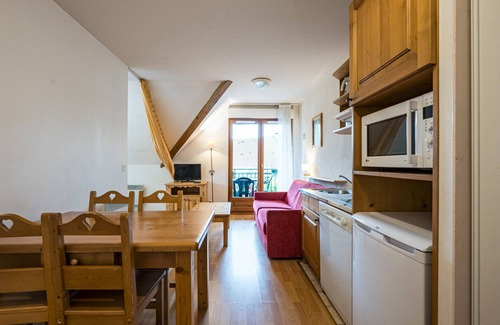 Giez Apartment | Cute studio apartment, sleeps 4, mountain view