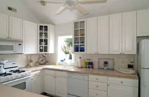 Avalon Cottage | Cute three bedroom cottage located just one and a half blocks from the beach