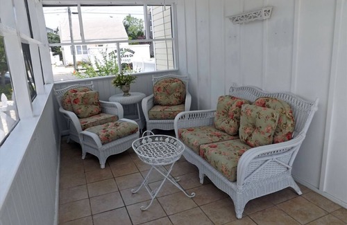 Avalon Cottage | Cute three bedroom cottage located just one and a half blocks from the beach