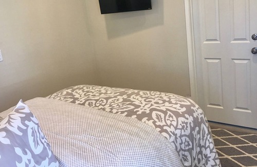 Thousand Oaks Condo | CUTEST AND CLEANEST ROOM IN OAK PARK! 20 MINUTES TO MALIBU, MINUTES TO AMGEN!