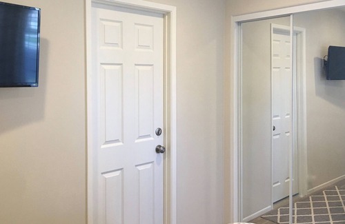 Thousand Oaks Condo | CUTEST AND CLEANEST ROOM IN OAK PARK! 20 MINUTES TO MALIBU, MINUTES TO AMGEN!
