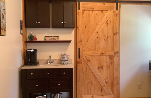 Windham Cabin | Cutest Cabin in Windham, walking path to pond, corn hole & fire pit, BBQ grill