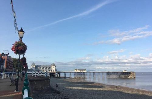 Penarth Apartment | Cwtch, cozy studio, private, separate entrance.