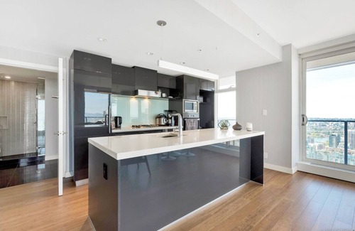 Downtown Vancouver Apartment | D42 - Amazing, Exceptional Corner Unit At Telus Garden!