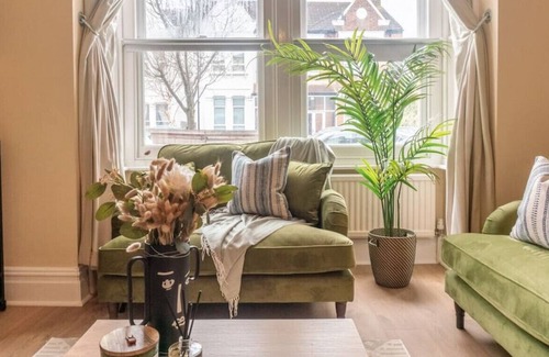 Furzedown House | Dahomey · Beautiful 4 bed interior designed family home