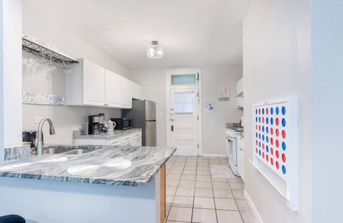 Ducktown Apartment | Dalia Flat - Sleeps 10 - 10 minutes to Downtown