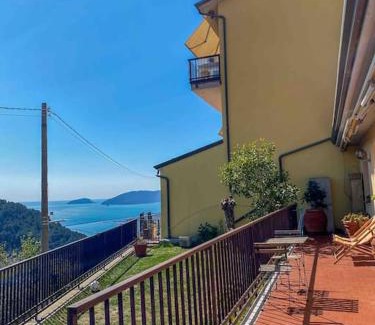 Pitelli Apartment | Dalla Isi il giardino sul golfo