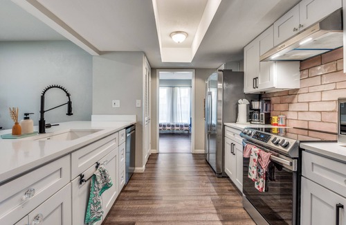 Oak Cliff House | Dallas 3BR, Fiber Internet + Big Yard, Sleeps 7-8