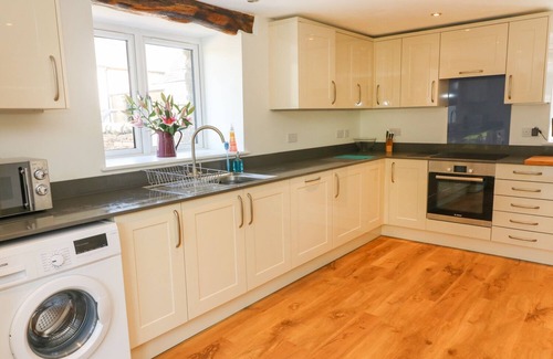 Casterton Cottage | DAMSON BARN, family friendly, with hot tub in Kirkby Lonsdale