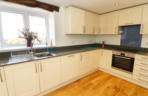 Casterton Cottage | DAMSON BARN, family friendly, with hot tub in Kirkby Lonsdale