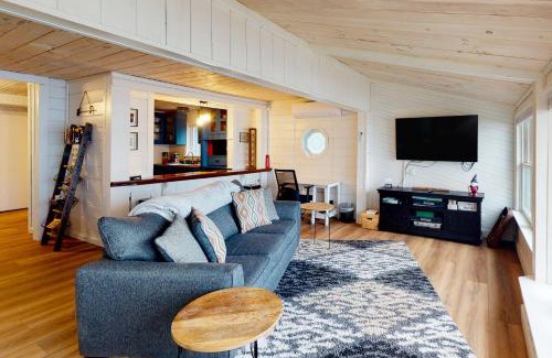 Weeks Mills House | Dark Harbour Cottage