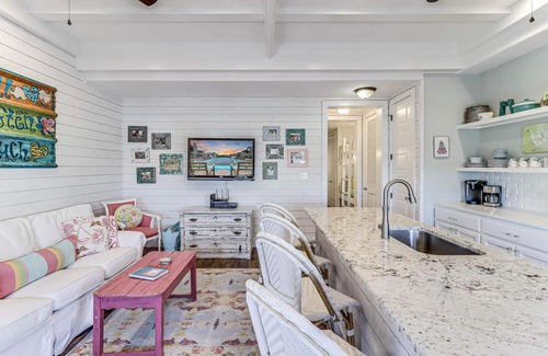 Cinnamon Shore Condo | Darling, Designer Condo@Cinnamon Shore w/Great Amenities & Beach Access!