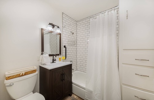 Caldwell House | Darling Downtown Everett+Wifi+Long term Stay+Dog Friendly