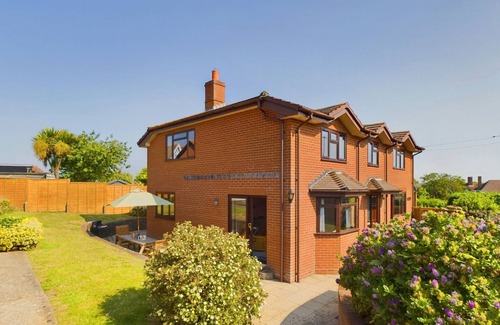 Totland Bay Ski Chalet | Dartmouth House - Bayside