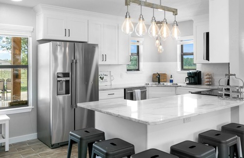 Fredericksburg House | Das Hauses | 2 Homes | 5/4 + Sleeps 14 | 2 Pools & Hot Tub