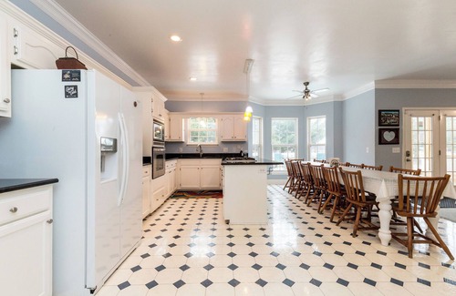 Murfreesboro House | David's Fun House - Sleeps 24. Pool Table, Ping Pong, Piano.n5 Bedrooms, 3 Baths
