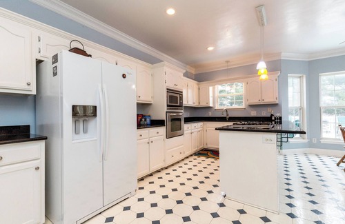 Murfreesboro House | David's Fun House - Sleeps 24. Pool Table, Ping Pong, Piano.n5 Bedrooms, 3 Baths
