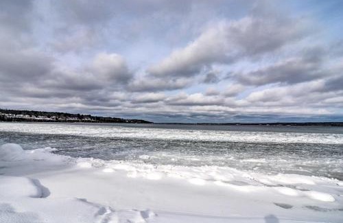 Charlevoix House | Day Trips to Boyne Mtn! Cabin Near Lake Charlevoix