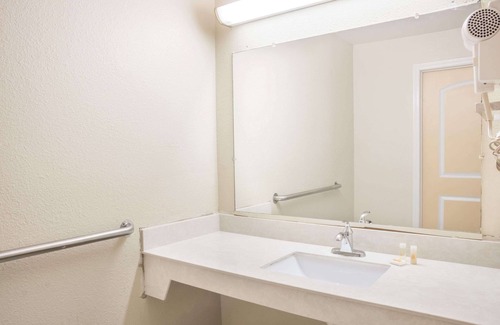 Bastrop Hotel | Days Inn by Wyndham Bastrop