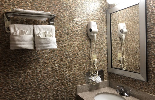 Brooklyn Hotel | Days Inn by Wyndham Brooklyn