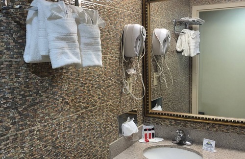 Brooklyn Hotel | Days Inn by Wyndham Brooklyn