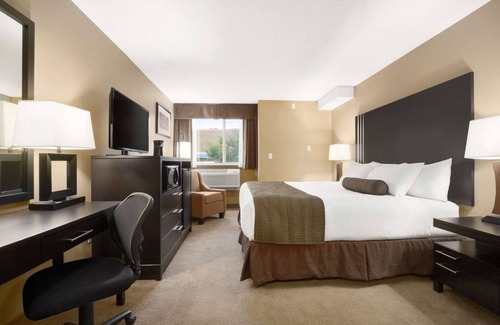 Montgomery Hotel | Days Inn by Wyndham Calgary Northwest