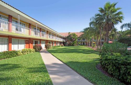 Cocoa Hotel | Days Inn by Wyndham Cocoa Cruiseport West At I-95/524